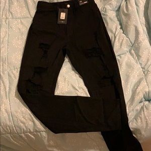 FASHION NOVA BLACK RIPPED JEANS